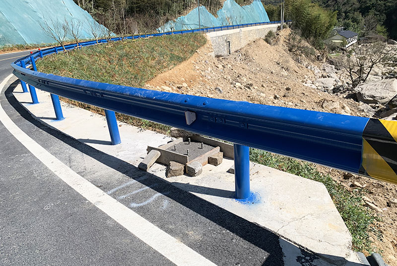 公路防護欄選擇什么漆？公路防撞護欄油漆怎么做？